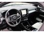 Volvo EX40 Single Motor Extended Range Ultra Europa 82 kWh | 45th Anniversary Edition | Panoramisch schuif-/ kanteldak | Harman Kardon | Elektrisch verstelbare voorstoelen met geheugen functie | 5 jaar garantie - (2 jaar extra fabrieksgarantie) | 20 inch lichtmetalen velgen | Extra getint glas achter | Verwarmde voorstoelen en stuurwiel | Pilot assist | Adaptieve cruise control