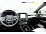 Volvo EX40 Single Motor Extended Range Ultra Europa 82 kWh | 45th Anniversary Edition | Panoramisch schuif-/ kanteldak | Harman Kardon | Elektrisch verstelbare voorstoelen met geheugen functie | 5 jaar garantie - (2 jaar extra fabrieksgarantie) | 20 inch lichtmetalen velgen | Extra getint glas achter | Verwarmde voorstoelen en stuurwiel | Pilot assist | Adaptieve cruise control