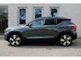 Volvo EX40 Single Motor Extended Range Ultra Europa 82 kWh | 45th Anniversary Edition | Panoramisch schuif-/ kanteldak | Harman Kardon | Elektrisch verstelbare voorstoelen met geheugen functie | 5 jaar garantie - (2 jaar extra fabrieksgarantie) | 20 inch lichtmetalen velgen | Extra getint glas achter | Verwarmde voorstoelen en stuurwiel | Pilot assist | Adaptieve cruise control