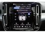 Volvo EX40 Single Motor Extended Range Ultra Europa 82 kWh | 45th Anniversary Edition | Panoramisch schuif-/ kanteldak | Harman Kardon | Elektrisch verstelbare voorstoelen met geheugen functie | 5 jaar garantie - (2 jaar extra fabrieksgarantie) | 20 inch lichtmetalen velgen | Extra getint glas achter | Verwarmde voorstoelen en stuurwiel | Pilot assist | Adaptieve cruise control