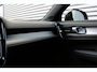 Volvo XC40 B4 Plus Black Edition | Panoramadak | Trekhaak | Verwarmbare voorstoelen, achterbank en stuurwiel | 360 graden camera | Premium audio by Harman Kardon | Apple carplay/Android auto