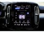 Volvo XC40 B4 Plus Black Edition | Panoramadak | Trekhaak | Verwarmbare voorstoelen, achterbank en stuurwiel | 360 graden camera | Premium audio by Harman Kardon | Apple carplay/Android auto