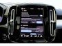Volvo XC40 B4 Plus Black Edition | Panoramadak | Trekhaak | Verwarmbare voorstoelen, achterbank en stuurwiel | 360 graden camera | Premium audio by Harman Kardon | Apple carplay/Android auto