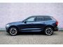 Volvo XC60 2.0 T6 Plug-in Hybrid AWD Ultra Dark | Trekhaak | Luchtvering | 360 Graden Camera | Panoramadak | Head-up Display | Harman Kardon Audio | Keyless Entry | Elektrische Achterklep | Elektrisch Verstelbare Voorstoelen | Stoelverwarming voor en achter | Cruise Control Adaptief | BLIS | Google Navigatie | Apple Carplay | Android Auto