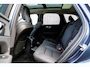 Volvo XC60 2.0 T6 Plug-in Hybrid AWD Ultra Dark | Trekhaak | Luchtvering | 360 Graden Camera | Panoramadak | Head-up Display | Harman Kardon Audio | Keyless Entry | Elektrische Achterklep | Elektrisch Verstelbare Voorstoelen | Stoelverwarming voor en achter | Cruise Control Adaptief | BLIS | Google Navigatie | Apple Carplay | Android Auto