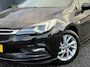 Opel Astra Sports Tourer 1.4 Innovation ✓Trekhaak✓Camera✓Carplay✓Navi✓Recent beurt gehad✓150pk✓Keyless✓Halfleder✓6 Bak✓Rijstrooksensor✓Dodehoeksensor✓Pdc V+A✓Lm velgen✓Clima✓Cruise✓N.A.P✓Apk tot 09-2027