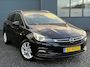 Opel Astra Sports Tourer 1.4 Innovation ✓Trekhaak✓Camera✓Carplay✓Navi✓Recent beurt gehad✓150pk✓Keyless✓Halfleder✓6 Bak✓Rijstrooksensor✓Dodehoeksensor✓Pdc V+A✓Lm velgen✓Clima✓Cruise✓N.A.P✓Apk tot 09-2027