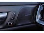 Volvo V60 T6 Recharge AWD Plus Dark - IntelliSafe Assist & Surround - 360º Camera - Harman Kardon audio - Adaptieve LED koplampen - Verwarmde voorstoelen, stuur & achterbank - Parkeersensoren voor & achter - Elektr. bedienb. voorstoelen met geheugen - Extra getint glas - 19' LMV