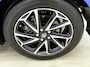 Toyota Yaris 1.5 Hybrid Business Plus | Blauw Gewrapt | Head-Up Display | Dodehoek detectie | Parkeersensoren voor+achter | Navigatie | Climate Control | Draadloze telefoonlader | Achteruitrijcamera |