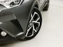 Toyota C-HR / C-HR+ 1.8 Hybrid Bi-Tone Dynamic Automaat (NAVIGATIE, CAMERA, STOELVERWARMING, SPORTSTOELEN, GETINT GLAS, ADAPTIVE CRUISE, ZWART HEMEL, KEYLESS, NIEUWSTAAT)