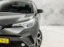 Toyota C-HR / C-HR+ 1.8 Hybrid Bi-Tone Dynamic Automaat (NAVIGATIE, CAMERA, STOELVERWARMING, SPORTSTOELEN, GETINT GLAS, ADAPTIVE CRUISE, ZWART HEMEL, KEYLESS, NIEUWSTAAT)