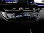 Toyota C-HR / C-HR+ 1.8 Hybrid Bi-Tone Dynamic Automaat (NAVIGATIE, CAMERA, STOELVERWARMING, SPORTSTOELEN, GETINT GLAS, ADAPTIVE CRUISE, ZWART HEMEL, KEYLESS, NIEUWSTAAT)