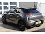 DS 3 Crossback E-Tense Grand Chic 50 kWh Navigatie | Airconditioning ECC | Lederen Bekleding | Stoelverwarming | Dodehoek Detectie | Adaptieve Cruise Control | Isofix Bevestigingspunten | Head Up Display | Lichtmetalen Velgen | Zeer Compleet!!!