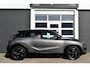DS 3 Crossback E-Tense Grand Chic 50 kWh Navigatie | Airconditioning ECC | Lederen Bekleding | Stoelverwarming | Dodehoek Detectie | Adaptieve Cruise Control | Isofix Bevestigingspunten | Head Up Display | Lichtmetalen Velgen | Zeer Compleet!!!