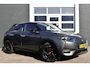 DS 3 Crossback E-Tense Grand Chic 50 kWh Navigatie | Airconditioning ECC | Lederen Bekleding | Stoelverwarming | Dodehoek Detectie | Adaptieve Cruise Control | Isofix Bevestigingspunten | Head Up Display | Lichtmetalen Velgen | Zeer Compleet!!!