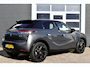 DS 3 Crossback E-Tense Grand Chic 50 kWh Navigatie | Airconditioning ECC | Lederen Bekleding | Stoelverwarming | Dodehoek Detectie | Adaptieve Cruise Control | Isofix Bevestigingspunten | Head Up Display | Lichtmetalen Velgen | Zeer Compleet!!!
