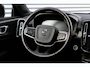 Volvo XC40 2.0 T4 Inscription | Lederen Bekleding | Trekhaak | Panoramisch Schuif-/Kanteldak | Pilot Assist | Adaptive Cruise Control | 19-inch Lichtmetalen Velgen | Stoelverwarming Voor- en Achterin | Stuurverwarming | Keyless | Apple Carplay/Android Auto | DAB | Navigatie | Bluetooth | Elektrische Achterklep |