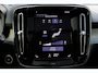 Volvo XC40 2.0 T4 Inscription | Lederen Bekleding | Trekhaak | Panoramisch Schuif-/Kanteldak | Pilot Assist | Adaptive Cruise Control | 19-inch Lichtmetalen Velgen | Stoelverwarming Voor- en Achterin | Stuurverwarming | Keyless | Apple Carplay/Android Auto | DAB | Navigatie | Bluetooth | Elektrische Achterklep |