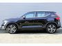 Volvo XC40 2.0 T4 Inscription | Lederen Bekleding | Trekhaak | Panoramisch Schuif-/Kanteldak | Pilot Assist | Adaptive Cruise Control | 19-inch Lichtmetalen Velgen | Stoelverwarming Voor- en Achterin | Stuurverwarming | Keyless | Apple Carplay/Android Auto | DAB | Navigatie | Bluetooth | Elektrische Achterklep |