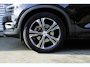 Volvo XC40 2.0 T4 Inscription | Lederen Bekleding | Trekhaak | Panoramisch Schuif-/Kanteldak | Pilot Assist | Adaptive Cruise Control | 19-inch Lichtmetalen Velgen | Stoelverwarming Voor- en Achterin | Stuurverwarming | Keyless | Apple Carplay/Android Auto | DAB | Navigatie | Bluetooth | Elektrische Achterklep |