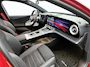 Mercedes-Benz C-klasse 400 4MATIC Launch Edition 94 kWh | Premium pakket | Winterpakket | Rijassistentiepakket Plus | Trekhaak | Panoramisch dak | Augmented Reality navigatie | Sierelementen zwart scheepsdek hout | 20" multispaaks lichtmetalen AMG velgen |