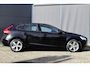 Volvo V40 2.0 T3 Nordic+ l Trekhaak l Stoelverwarming l Navigatie l 100% dealeronderhouden l Cruise Control l Electronic climate control l Bots herkenning l Led koplampen l Parkeersensoren achter l