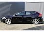Volvo V40 2.0 T3 Nordic+ l Trekhaak l Stoelverwarming l Navigatie l 100% dealeronderhouden l Cruise Control l Electronic climate control l Bots herkenning l Led koplampen l Parkeersensoren achter l