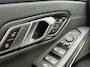 BMW 3-Serie 320i xDrive High Executive HEAD-UP | SFEER | HARMAN/KARDON | DODEHOEK DETECTIE | CAMERA | LEDER | STOEL KOELING | KEYLESS ENTRY/GO | NAVIGATIE | LASER KOPLAMPEN | STOEL/STUUR VERWARMING |