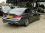 BMW 3-Serie 320i xDrive High Executive HEAD-UP | SFEER | HARMAN/KARDON | DODEHOEK DETECTIE | CAMERA | LEDER | STOEL KOELING | KEYLESS ENTRY/GO | NAVIGATIE | LASER KOPLAMPEN | STOEL/STUUR VERWARMING |