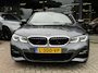 BMW 3-Serie 320i xDrive High Executive HEAD-UP | SFEER | HARMAN/KARDON | DODEHOEK DETECTIE | CAMERA | LEDER | STOEL KOELING | KEYLESS ENTRY/GO | NAVIGATIE | LASER KOPLAMPEN | STOEL/STUUR VERWARMING |