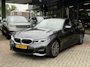 BMW 3-Serie 320i xDrive High Executive HEAD-UP | SFEER | HARMAN/KARDON | DODEHOEK DETECTIE | CAMERA | LEDER | STOEL KOELING | KEYLESS ENTRY/GO | NAVIGATIE | LASER KOPLAMPEN | STOEL/STUUR VERWARMING |