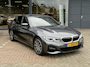 BMW 3-Serie 320i xDrive High Executive HEAD-UP | SFEER | HARMAN/KARDON | DODEHOEK DETECTIE | CAMERA | LEDER | STOEL KOELING | KEYLESS ENTRY/GO | NAVIGATIE | LASER KOPLAMPEN | STOEL/STUUR VERWARMING |