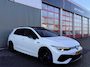 Volkswagen Golf BWJ 2021 2.0 TSI R PERFORMANCE 320 PK 4Motion AKRAPOVIC | PANO | STOELVERKOEL. | STOEL+STUUR VERW. | IQ LIGHT | KEYLESS | ACC | HUD | BLIS | ADAPTIEF ONDERSTEL | VOL LEDER | MEMORY | CARPLAY | H&K | SFEER |