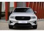 Volvo XC40 T4 Recharge Ultimate Dark | Stoelverwarming | Trekhaak | Parkeercamera | Panoramadak | H/K | BLIS | Pilot Assist | Glossy Black