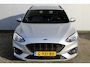 Ford Focus Wagon 1.0-125pk EcoBoost ST-Line AUTOMAAT ! Fijne, ruime en erg goed onderhouden wagen ! Autm. airco dual, cruise cntrl, pdc v+a, metallic lak, navigatie, camera, bluetooth tel. voorb., LM wielen, keyless, stoel-, stuur- en voorraamverw., etc.