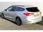 Ford Focus Wagon 1.0-125pk EcoBoost ST-Line AUTOMAAT ! Fijne, ruime en erg goed onderhouden wagen ! Autm. airco dual, cruise cntrl, pdc v+a, metallic lak, navigatie, camera, bluetooth tel. voorb., LM wielen, keyless, stoel-, stuur- en voorraamverw., etc.