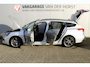 Ford Focus Wagon 1.0-125pk EcoBoost ST-Line AUTOMAAT ! Fijne, ruime en erg goed onderhouden wagen ! Autm. airco dual, cruise cntrl, pdc v+a, metallic lak, navigatie, camera, bluetooth tel. voorb., LM wielen, keyless, stoel-, stuur- en voorraamverw., etc.