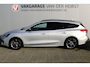 Ford Focus Wagon 1.0-125pk EcoBoost ST-Line AUTOMAAT ! Fijne, ruime en erg goed onderhouden wagen ! Autm. airco dual, cruise cntrl, pdc v+a, metallic lak, navigatie, camera, bluetooth tel. voorb., LM wielen, keyless, stoel-, stuur- en voorraamverw., etc.