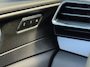 Lynk & Co 01 1.5 PHEV 261pk | Blackline | Zwarte hemel | Rolhoes | 360 camera | Panoramadak | 20 inch velgen | Adaptieve cruise | Navigatie | CarPlay | Keyless | LED | DAB | Infinity | Stoelverwarming | Elektrische achterklep | Volledig dealeronderhouden | Fabrieksgarantie