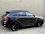 Lynk & Co 01 1.5 PHEV 261pk | Blackline | Zwarte hemel | Rolhoes | 360 camera | Panoramadak | 20 inch velgen | Adaptieve cruise | Navigatie | CarPlay | Keyless | LED | DAB | Infinity | Stoelverwarming | Elektrische achterklep | Volledig dealeronderhouden | Fabrieksgarantie