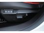 Lancia Ypsilon LX 156PK 54 kWh | EXCLUSIVE PACK: (FLUWELEN "RUGGINE" STOELBEKLEDING, ELEKTRISCH VERSTELBARE & VERWARMBARE VOORSTOELEN, KEYLESS ENTRY) | NAVIGATIE | RIJSTROOKASSISTENT L2 | BIANCO QUARZO MET ZWART DAK | 17" LICHTMETALEN VELGEN "MONDRIAN" | PARKEERSENSOREN VOOR & ACHTER MET CAMERA VOOR EN ACHTERZIJDE | WARMTEPOMP | DRAADLOOS APPLE CARPLAY/ANDROID AUTO | NAVIGATIE | ADAPTIVE CRUISE CONTROL | DODEHOEK DETECTIE | KEYLESS START | DRAADLOZE TELEFOONLADER | AUTOMATISCHE REGENSENSOR | AUTOMATISCH GROOTLICHT | AMBIENT LIGHTNING SFEERVERLICHTING | S.A.L.A. HUB |