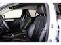 Volvo XC40 B3 Plus Dark - IntelliSafe Assist & Surround - 360º Camera - Harman Kardon audio - Verwarmde voorstoelen & stuur - Parkeersensoren voor & achter - Elektr. bedienb. voorstoelen met geheugen links - Draadloze tel. lader - Standkachel - Extra getint glas - 18' LMV