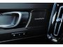 Volvo XC40 B3 Plus Dark - IntelliSafe Assist & Surround - 360º Camera - Harman/Kardon audio - Verwarmde voorstoelen & stuur - Parkeersensoren voor & achter - Elektr. bedienb. voorstoelen met geheugen links - Draadloze tel. lader - Standkachel - Extra getint glas - 18' LMV