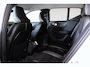 Volvo XC40 B3 Plus Dark - IntelliSafe Assist & Surround - 360º Camera - Harman/Kardon audio - Verwarmde voorstoelen & stuur - Parkeersensoren voor & achter - Elektr. bedienb. voorstoelen met geheugen links - Draadloze tel. lader - Standkachel - Extra getint glas - 18' LMV