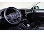 Volvo XC40 B3 Plus Dark - IntelliSafe Assist & Surround - 360º Camera - Harman/Kardon audio - Verwarmde voorstoelen & stuur - Parkeersensoren voor & achter - Elektr. bedienb. voorstoelen met geheugen links - Draadloze tel. lader - Standkachel - Extra getint glas - 18' LMV
