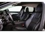 Volvo V90 T6 Recharge AWD Plus Dark - IntelliSafe Assist & Surround - 360º Camera - Adaptieve LED koplampen - Verwarmde voorstoelen, stuur & achterbank - Parkeersensoren voor & achter - Elektr. bedienb. voorstoelen met geheugen - Extra getint glas - Inklapbare trekhaak - 19' LMV