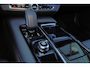 Volvo V90 T6 Recharge AWD Plus Dark - IntelliSafe Assist & Surround - 360º Camera - Adaptieve LED koplampen - Verwarmde voorstoelen, stuur & achterbank - Parkeersensoren voor & achter - Elektr. bedienb. voorstoelen met geheugen - Extra getint glas - Inklapbare trekhaak - 19' LMV