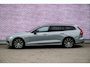 Volvo V60 2.0 T8 Plug-in Hybrid AWD Plus Dark | SOH:100% | PHEV Long Range | Trekhaak | Sportstoelen | Panoramadak | Harman Kardon Audio | Head-up Display | 360 Graden Camera | Stoelverwarming voor en achter | Keyless Entry | Elektrische Achterklep | Elektrisch Verstelbare Voorstoelen | Cruise Control Adaptief | BLIS | Google Navigatie | Apple Carplay | Android Auto