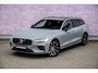 Volvo V60 2.0 T8 Plug-in Hybrid AWD Plus Dark | SOH:100% | PHEV Long Range | Trekhaak | Sportstoelen | Panoramadak | Harman Kardon Audio | Head-up Display | 360 Graden Camera | Stoelverwarming voor en achter | Keyless Entry | Elektrische Achterklep | Elektrisch Verstelbare Voorstoelen | Cruise Control Adaptief | BLIS | Google Navigatie | Apple Carplay | Android Auto