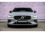 Volvo V60 2.0 T8 Plug-in Hybrid AWD Plus Dark | SOH:100% | PHEV Long Range | Trekhaak | Sportstoelen | Panoramadak | Harman Kardon Audio | Head-up Display | 360 Graden Camera | Stoelverwarming voor en achter | Keyless Entry | Elektrische Achterklep | Elektrisch Verstelbare Voorstoelen | Cruise Control Adaptief | BLIS | Google Navigatie | Apple Carplay | Android Auto